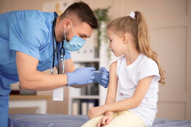 Pharmacien en train de vacciner preinscription des vaccins à l'officine 