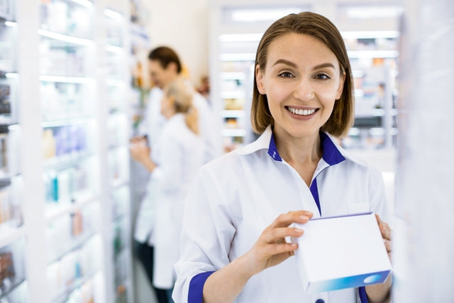 Pharmacienne dans une pharmacie. Formation améliorer son conseil au comptoir en pharmacie. Coaching en pharmacie.